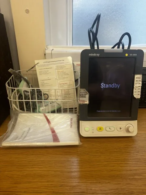 Mindray VS-900 Patient Monitor with Accessories & Documentation
