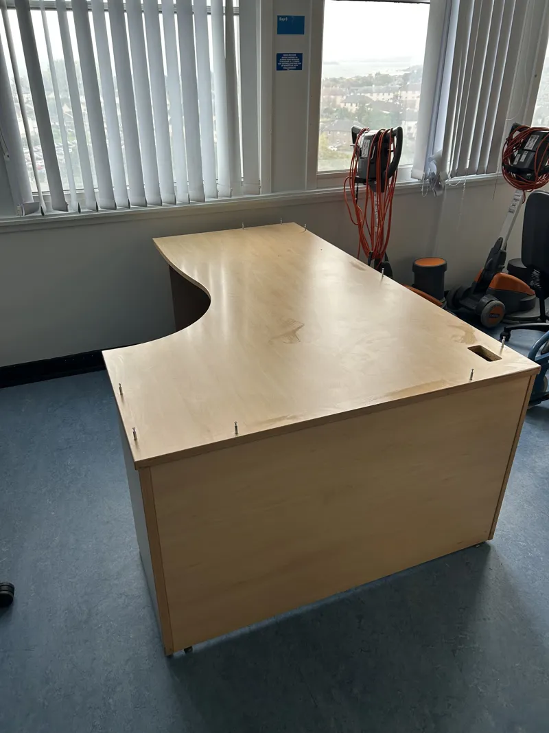 Reception desk, with raised privacy shelf