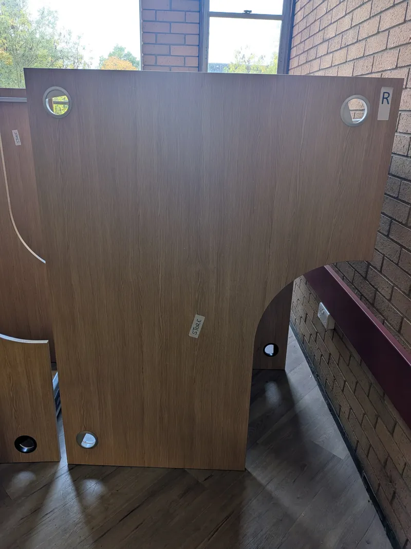 Radial Desk R - (RH) 1600