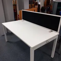 (3H) 2 X desks with screen divider