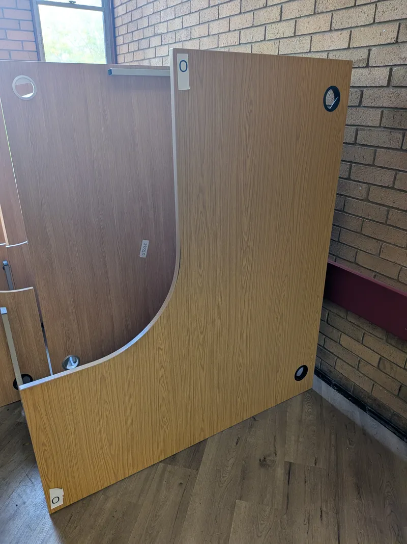 Radial Desk O - (RH) 1600