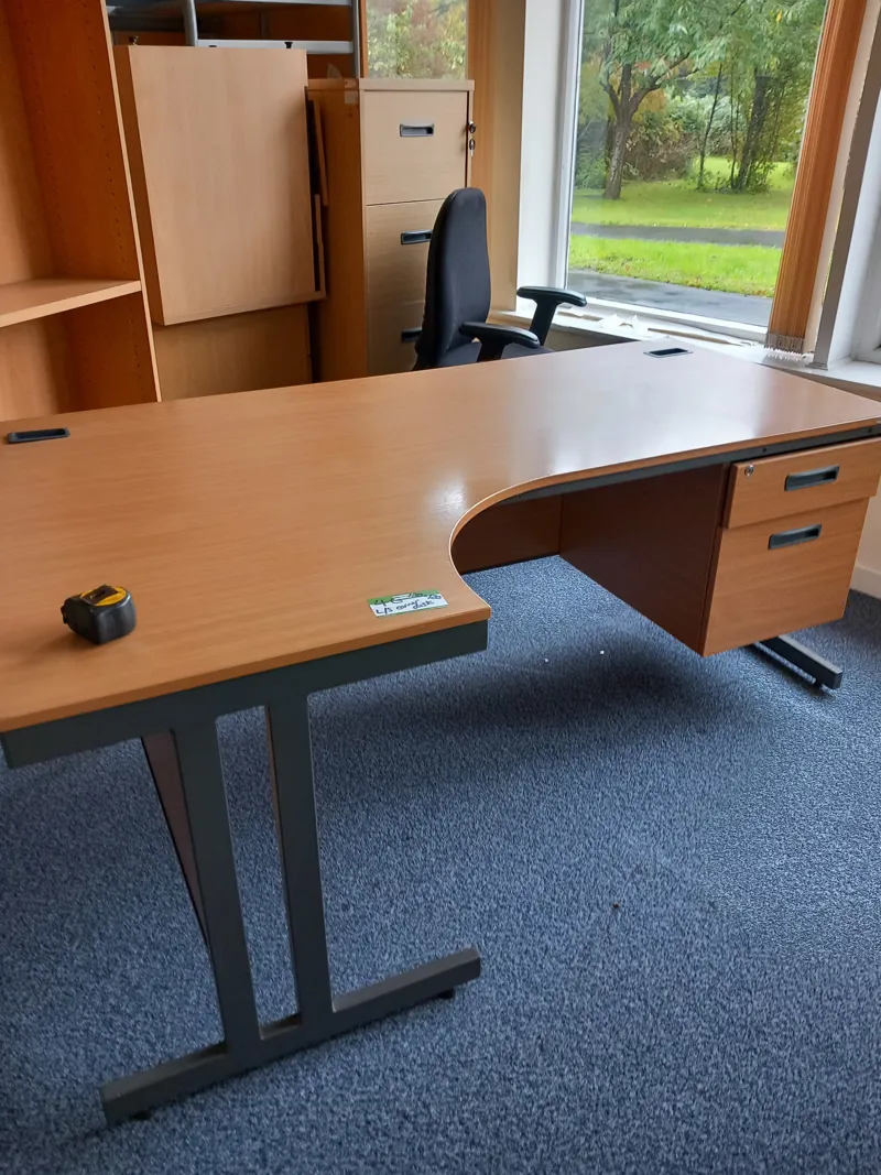 Corner desk